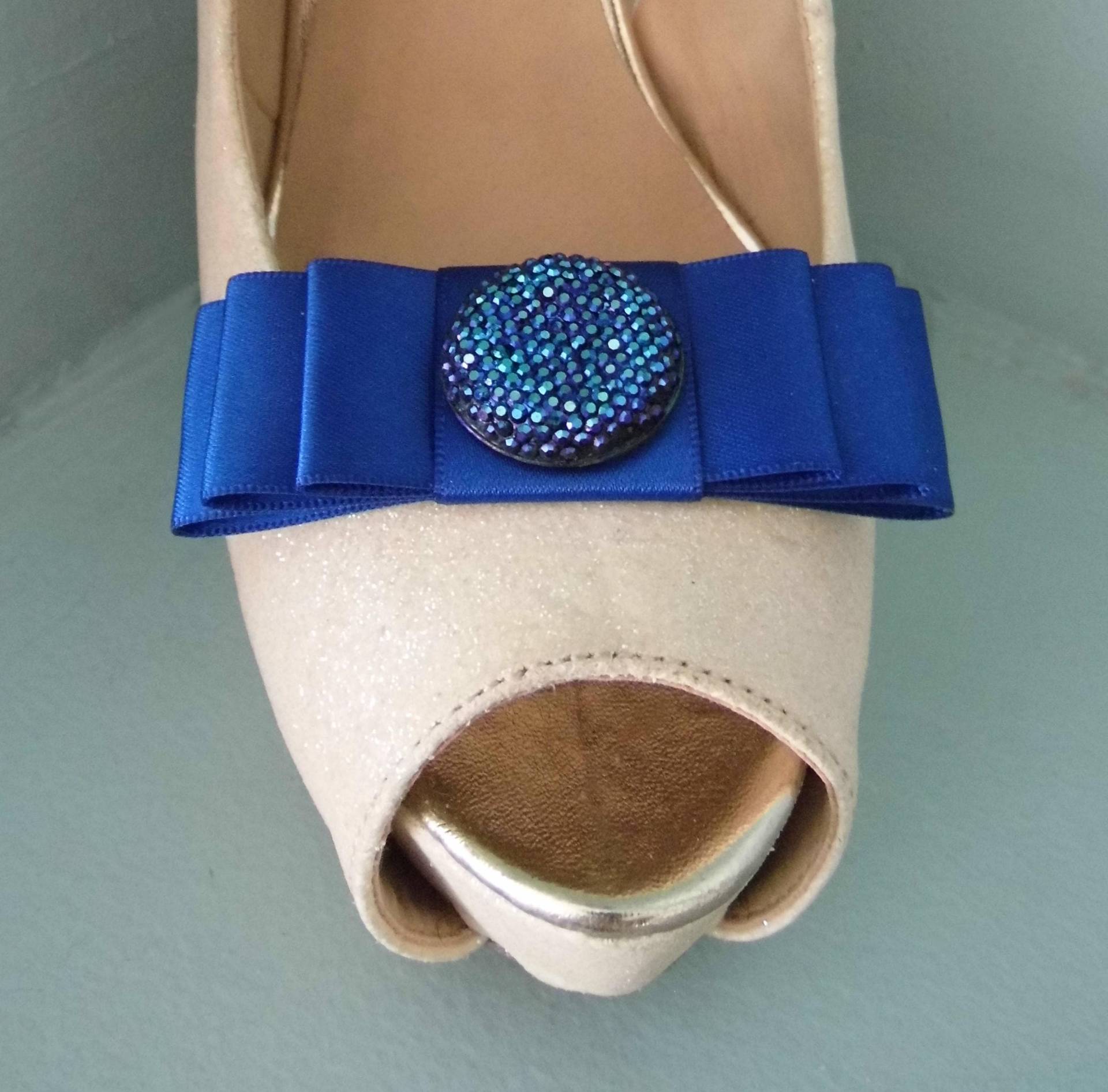Handgemachte Royal Blue Triple Bow Schuhclips Mit Perlmuttknopf in Der Mitte Handgemachte Royal Blue Triple Bow Schuhclips Mit Perlmuttknopf in Der Mitte von TwinkleToesShoeClips
