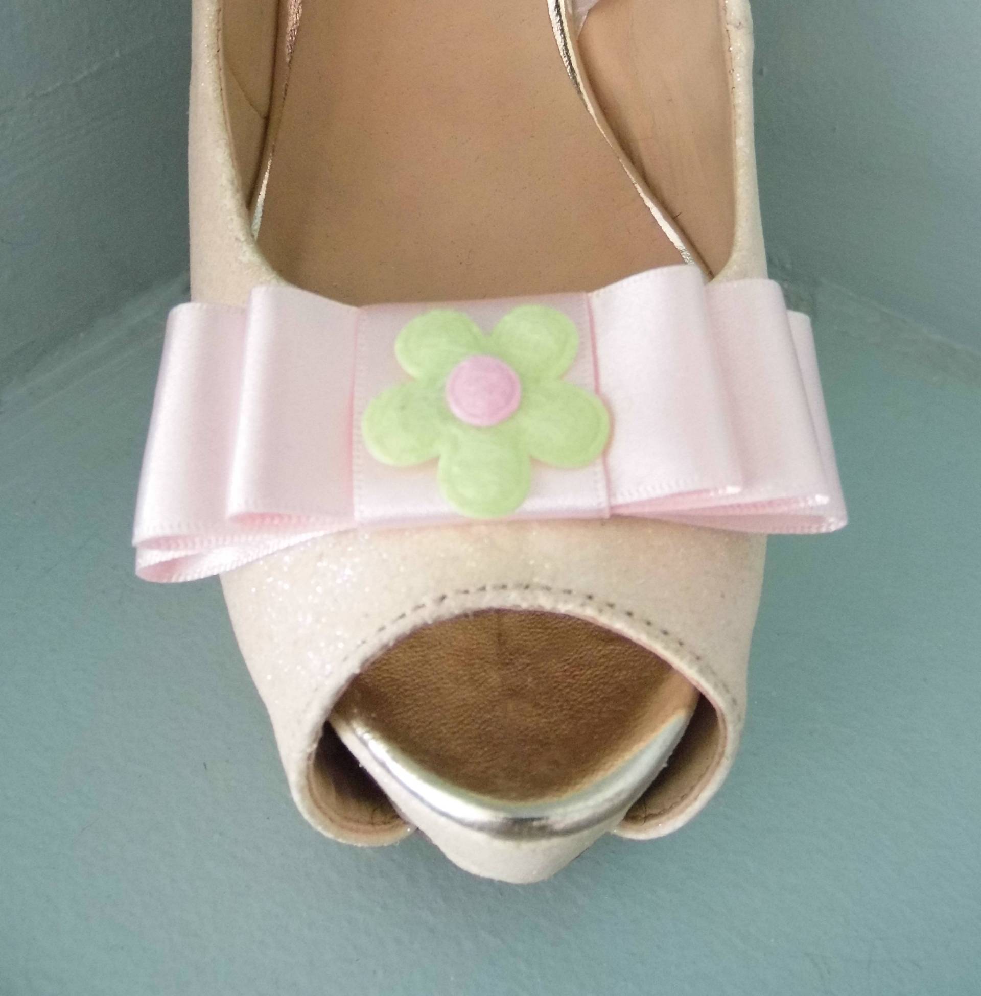 Handgemachte Schleifen Schuhclips Mit Grüner Filzblume in Der Mitte Handgemachte Schleifen Schuhclips Mit Grüner Filzblume in Der Mitte von TwinkleToesShoeClips