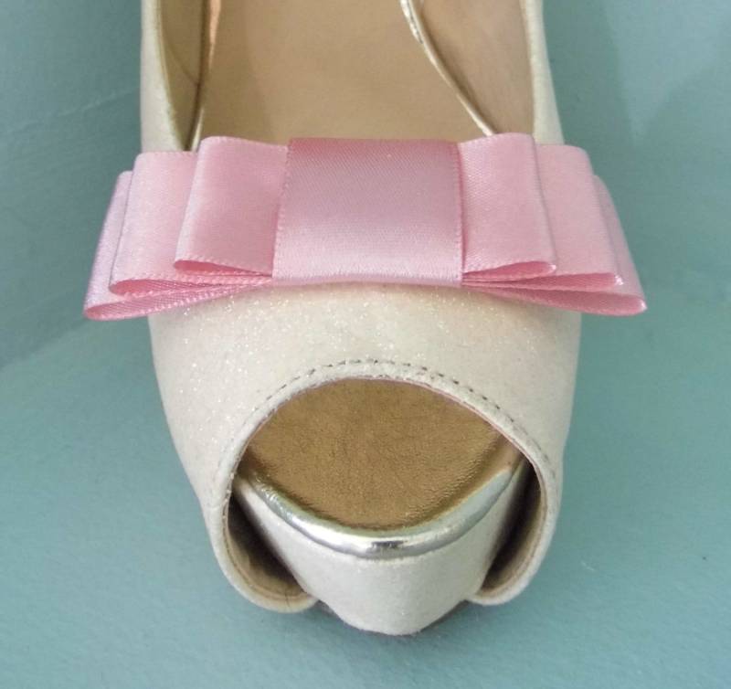 Handgemachte Schuhclips in Lachsrosa Mit Einer Dreifachen Schleife - Andere Farben Auf Anfrage von TwinkleToesShoeClips