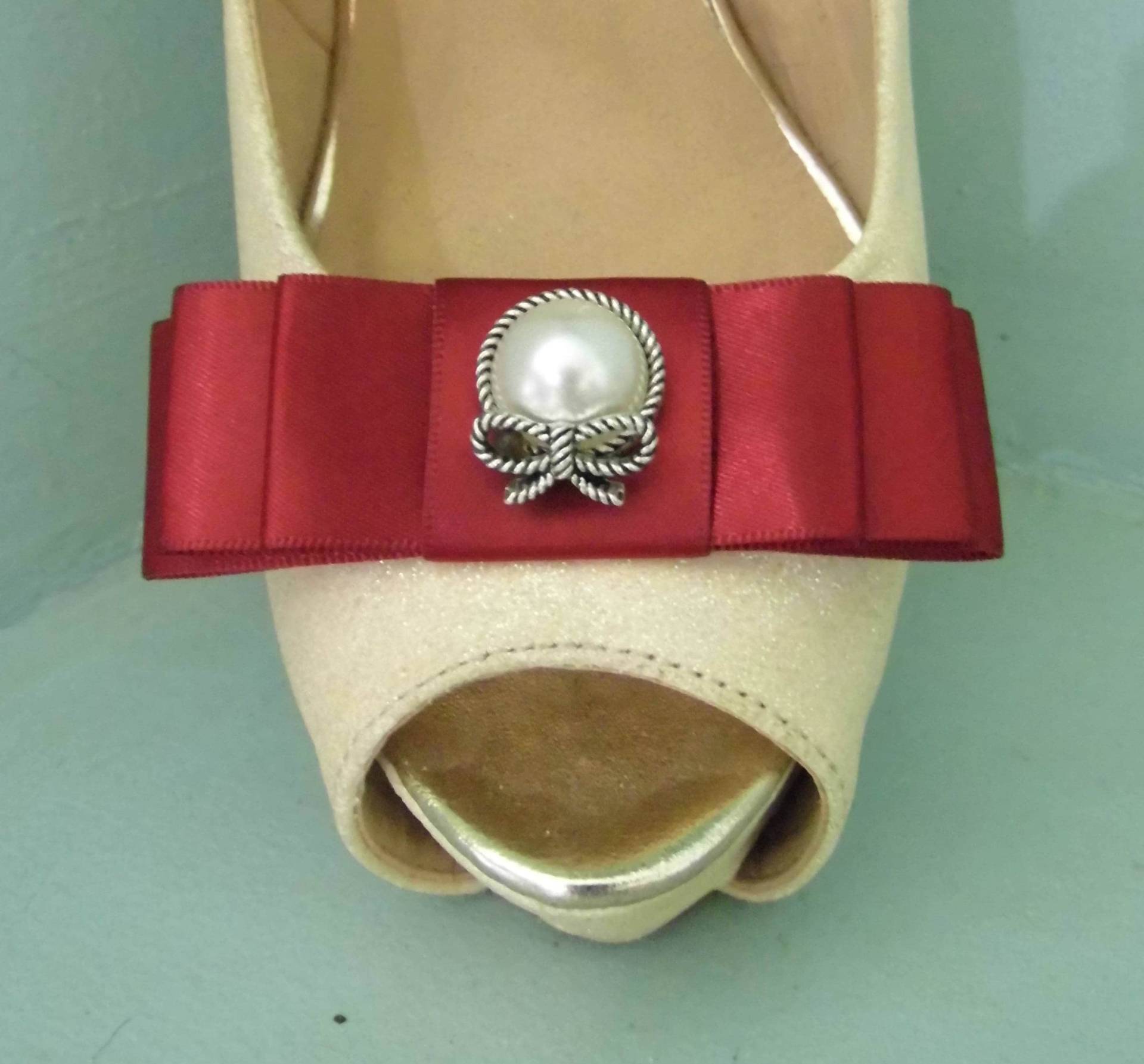 Handgemachte Schuhclips in Rubinrot Mit Dreifacher Schleife Und Perle Der Mitte Handgemachte Schuhclips in Rubinrot Mit Dreifacher Schleife Und Perle Der Mitte von TwinkleToesShoeClips