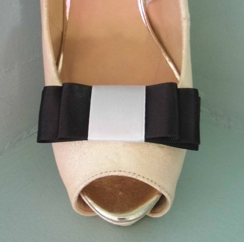 Handgemachte Schwarze Schuhclips Mit Dreifacher Schleife Und Weißem Band - Andere Farben Auf Anfrage von TwinkleToesShoeClips