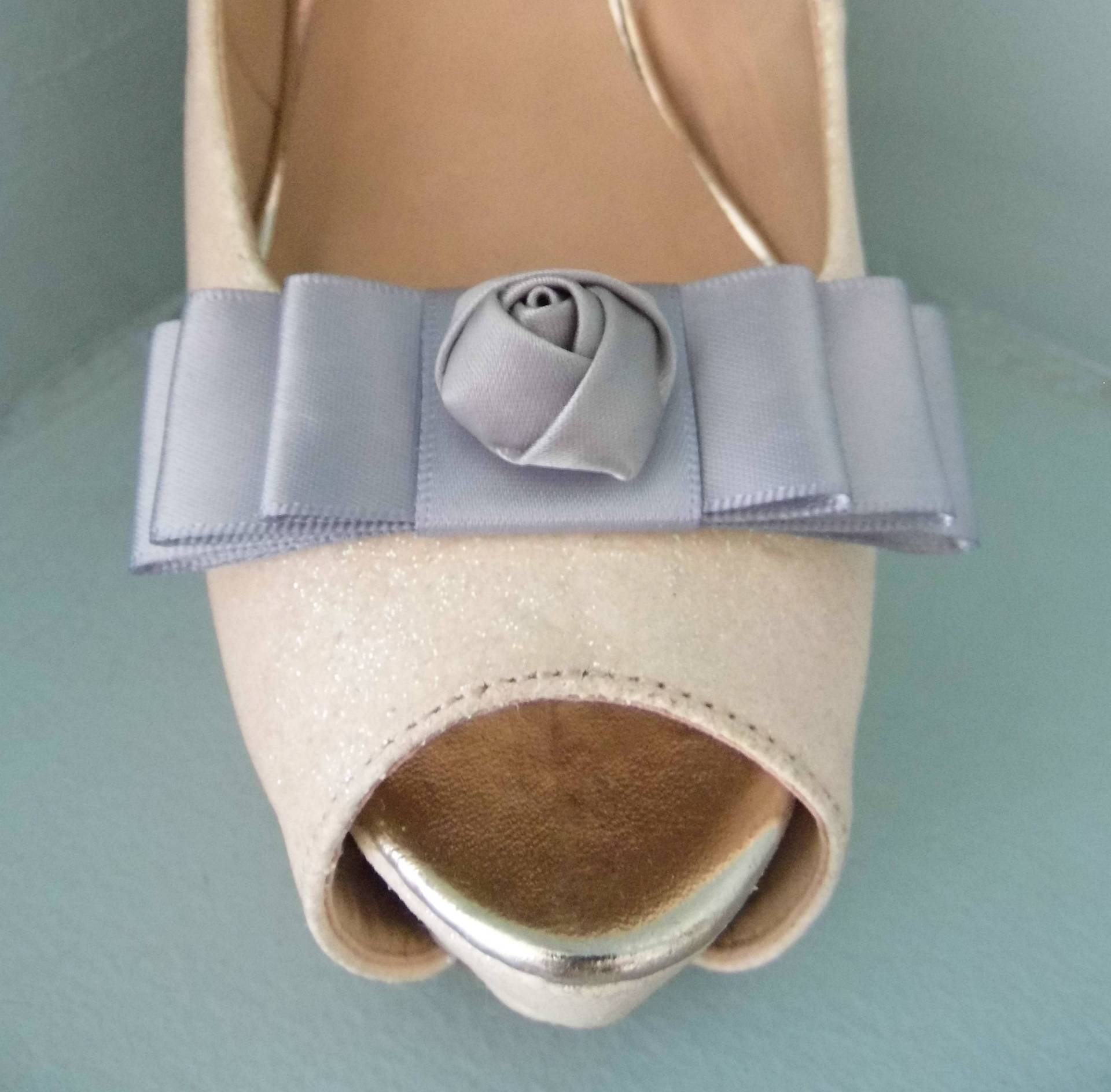 Handgemachte Silber Grau Triple Bow Schuhclips Mit Satin Blume Center Handgemachte Silber Grau Triple Bow Schuhclips Mit Satin Blume Center von TwinkleToesShoeClips