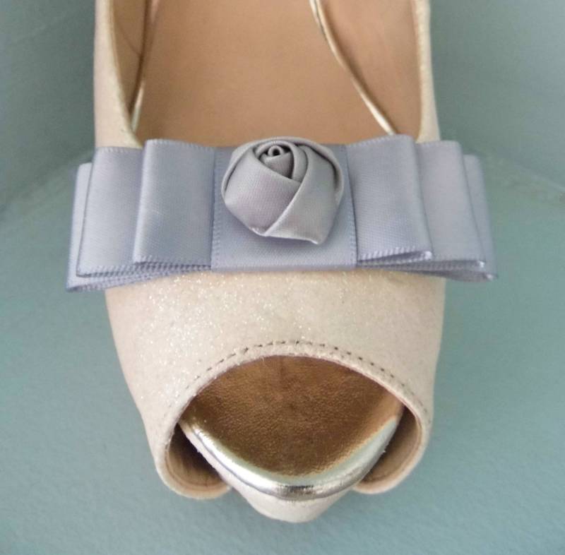 Handgemachte Silber Grau Triple Bow Schuhclips Mit Satin Blume Center von TwinkleToesShoeClips
