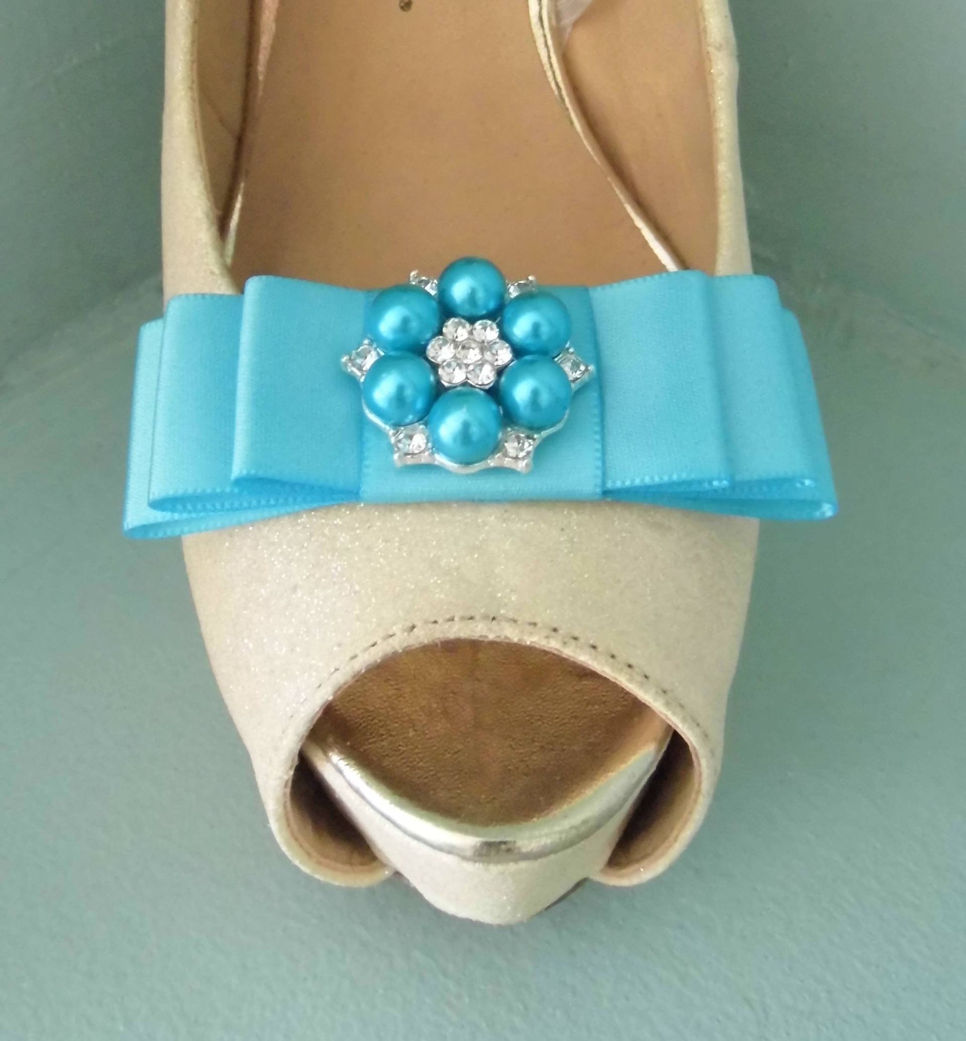 Handgemachte Türkis Triple Bow Schuhclips Mit Farbiger Perle & Diamante Center Handgemachte Türkis Triple Bow Schuhclips Mit Farbiger Perle & Diamante Center von TwinkleToesShoeClips