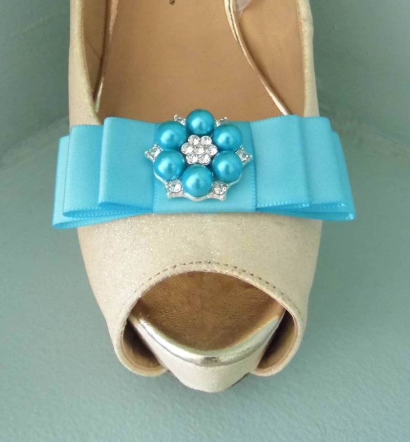 Handgemachte Türkis Triple Bow Schuhclips Mit Farbiger Perle & Diamante Center Handgemachte Türkis Triple Bow Schuhclips Mit Farbiger Perle & Diamante Center von TwinkleToesShoeClips