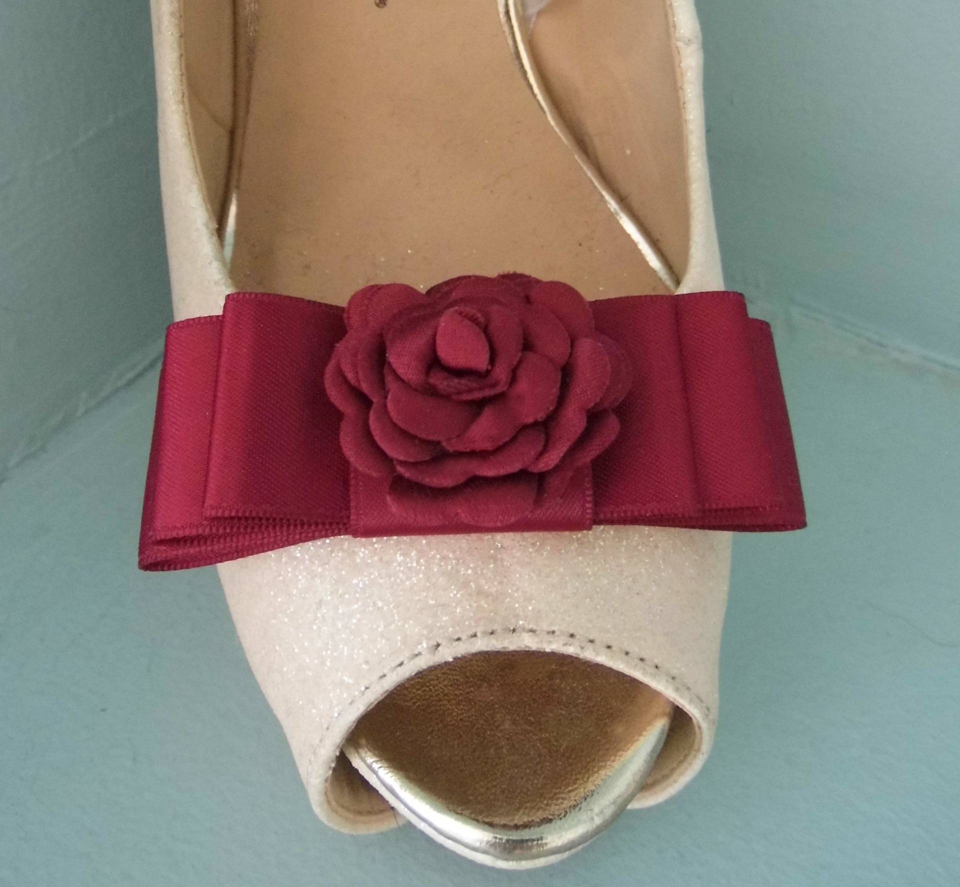 Handgemachte Weinrote Dreifach Schleife Schuhclips Mit Blumenmitte Handgemachte Weinrote Dreifach Schleife Schuhclips Mit Blumenmitte von TwinkleToesShoeClips