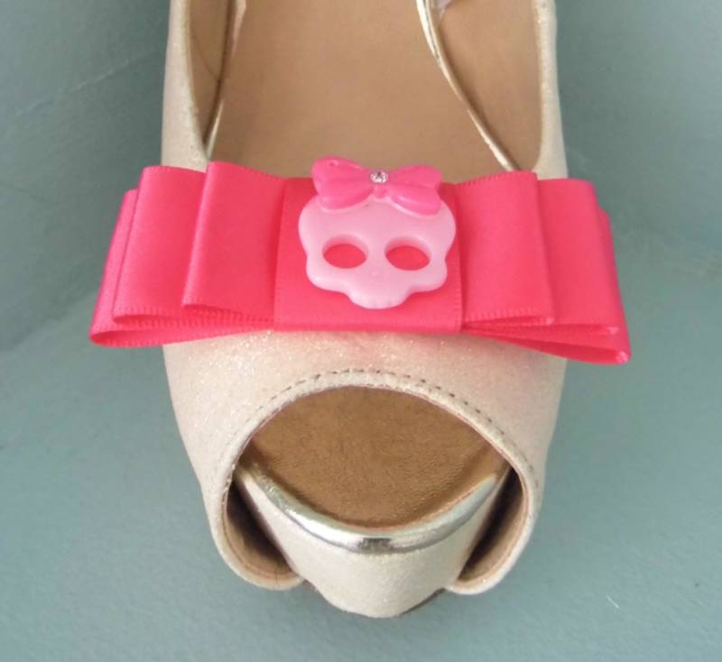 Quirky Cerise Pink Bows With Cute Skull Center - Andere Bandfarben Erhältlich Quirky Cerise Pink Bows With Cute Skull Center - Andere Bandfarben Erhältlich von TwinkleToesShoeClips