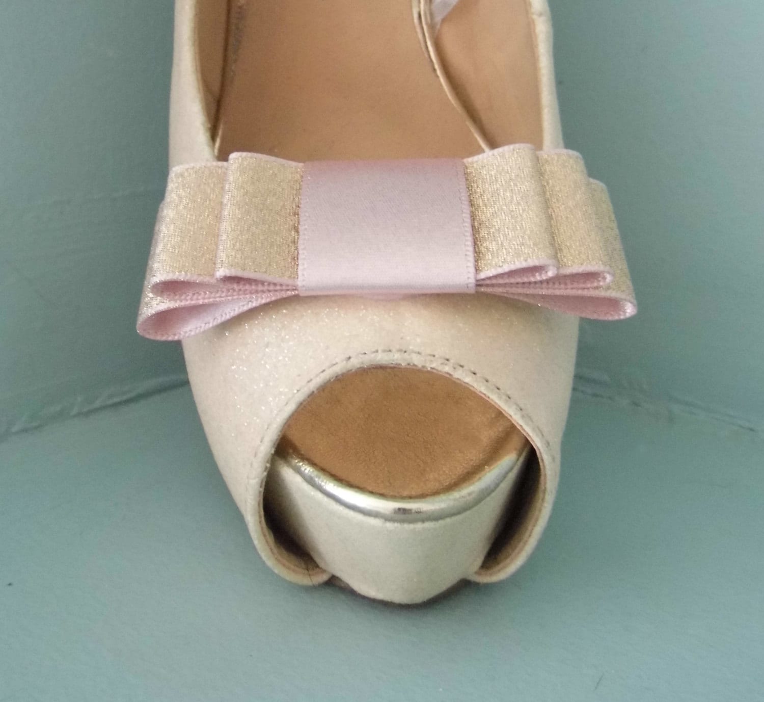 Schleifen Schuhclips Gold/Pink Doppelseitig Satin Glitzer Schleifen Schuhclips Gold/Pink Doppelseitig Satin Glitzer von TwinkleToesShoeClips