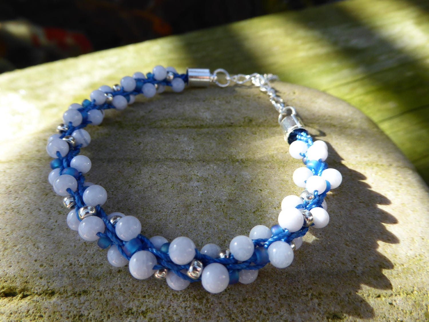 Blau Achat Kumihimo Geflochtenes Armband Silber Perlen, 18cm Blau Achat Kumihimo Geflochtenes Armband Silber Perlen, 18cm von Twinkletoesjewellery