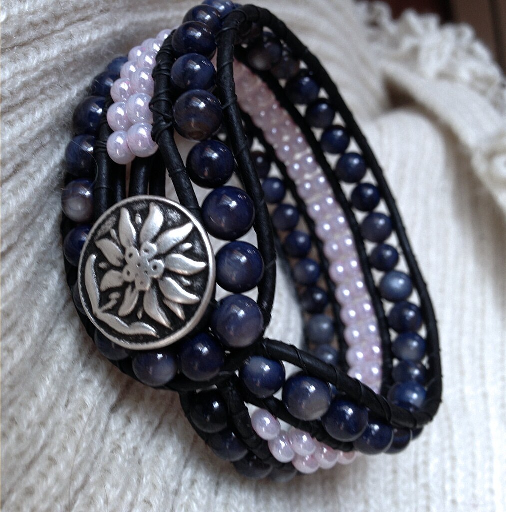 Grey Gardens, Drei Reihe Perlen Leder Wickeln Armband, Manschette, Grau Twinklingofaneye Grey Gardens, Drei Reihe Perlen Leder Wickeln Armband, Manschette, Grau Twinklingofaneye von TwinklingOfAnEye
