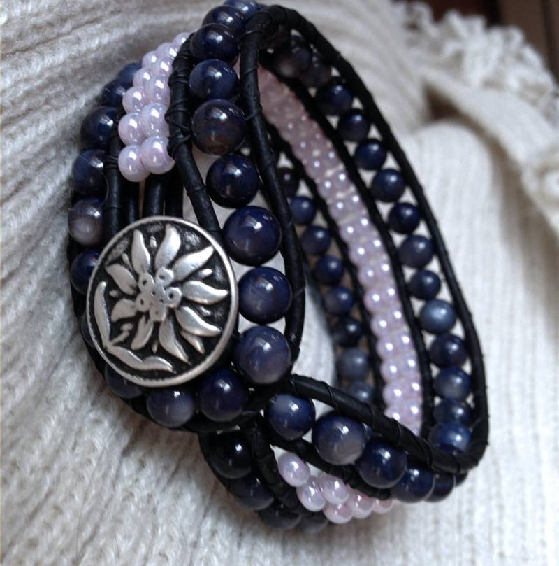 Grey Gardens, Drei Reihe Perlen Leder Wickeln Armband, Manschette, Grau Twinklingofaneye Grey Gardens, Drei Reihe Perlen Leder Wickeln Armband, Manschette, Grau Twinklingofaneye von TwinklingOfAnEye