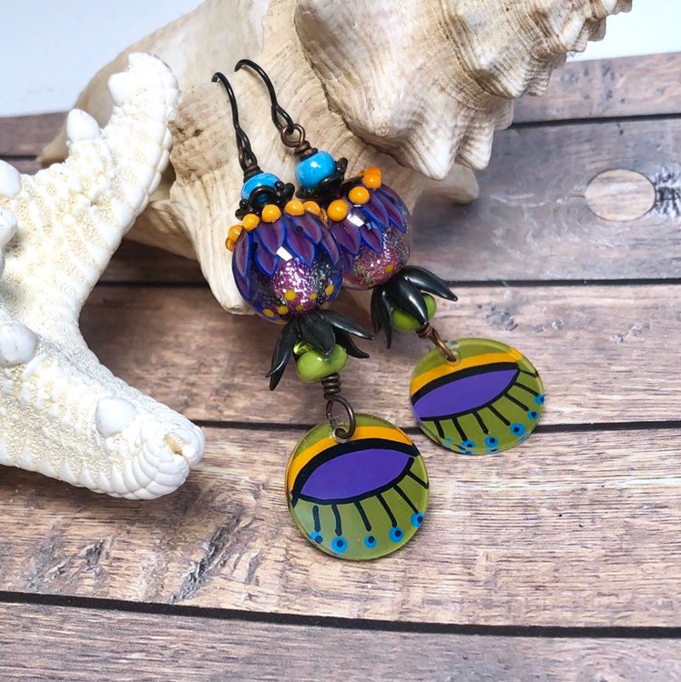 Grün-Eyed Lady, Funky Ohrringe, Bunte Handwerker Lampwork Verrückte Auge Funkeln Eines Auges Grün-Eyed Lady, Funky Ohrringe, Bunte Handwerker Lampwork Verrückte Auge Funkeln Eines Auges von TwinklingOfAnEye
