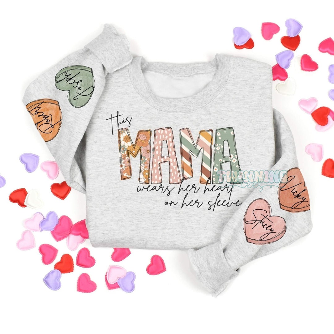 Benutzerdefinierte Mom Shirt; Herz Auf Meinem Ärmel; Mama-Sweatshirt; Mama Geschenk; Muttertag; Geschenk Für Mama; Shirt Boho; Kindernamen von TwinningTeesCo