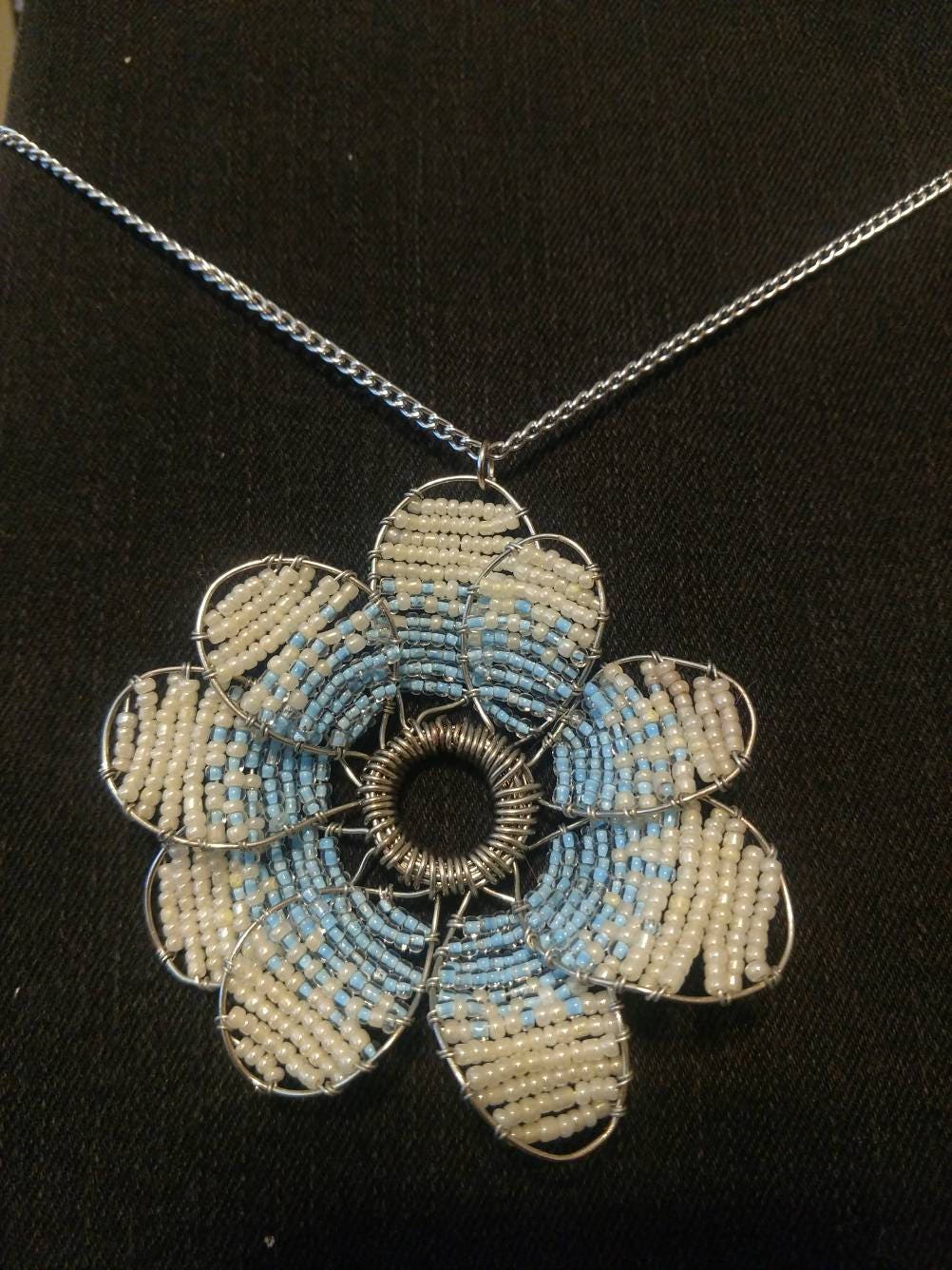 Blaue Perlen Blume Halskette Charme Große Blaue Perlen Blume Halskette Charme Große von TwistedBunnell