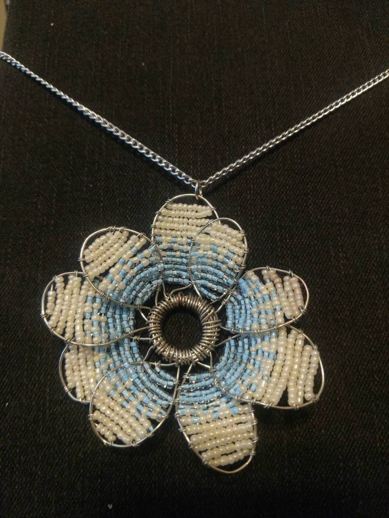 Blaue Perlen Blume Halskette Charme Große Blaue Perlen Blume Halskette Charme Große von TwistedBunnell