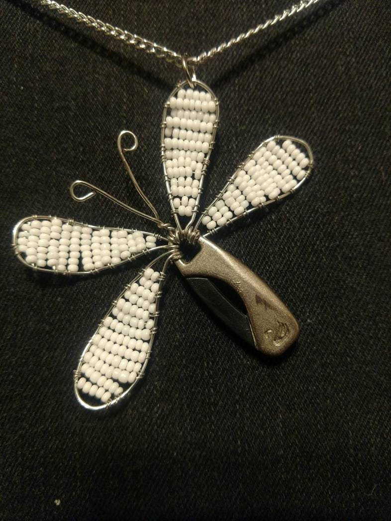 Weiß Dragonfly Gepäck Reißverschluss Ziehen Anhänger Mit Schwan-Detail Weiß Dragonfly Gepäck Reißverschluss Ziehen Anhänger Mit Schwan-Detail von TwistedBunnell