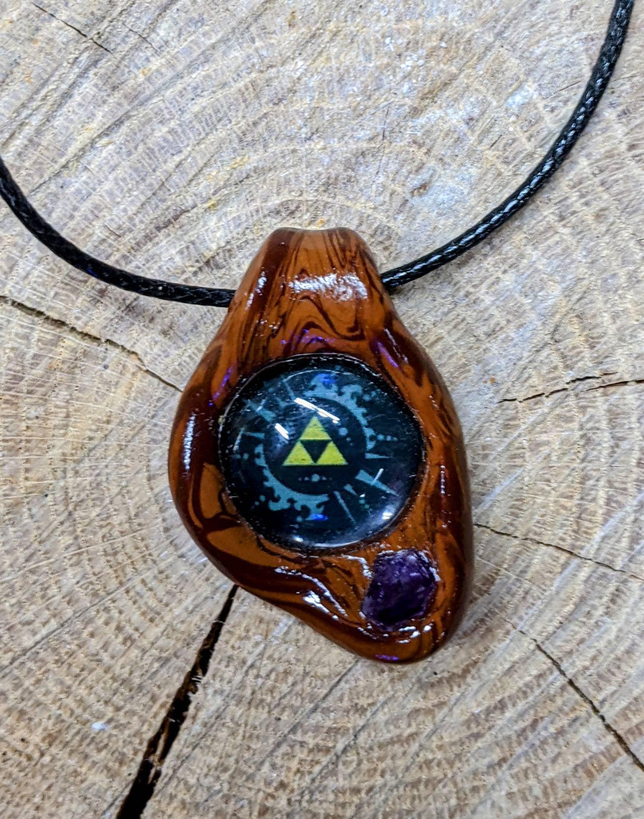 Triforce-Anhänger Mit Wunderschönem Amethyst-Kristall Triforce-Anhänger Mit Wunderschönem Amethyst-Kristall von TwistedCreations420