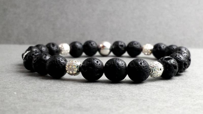 Damen Lava Perle Und Filigrane Stretch Oder Verschluss Armband von TwistedCsJewelry