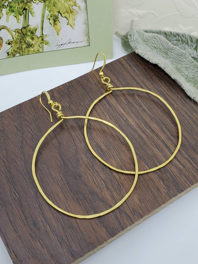 Gold Ton Runde Gehämmerte Gewickelte Reifen in 6 Größen von TwistedCsJewelry