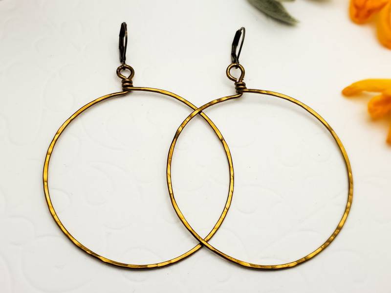 Vintage Bronze Ton Runde Hammered Wrapped Creolen in 6 Größen von TwistedCsJewelry