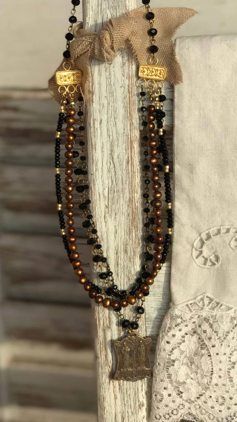 Multi-strang-Kette Mit Genuss-Gebet-Medaille Multi-strang-Kette Mit Genuss-Gebet-Medaille von TwistedGypsiesBtq