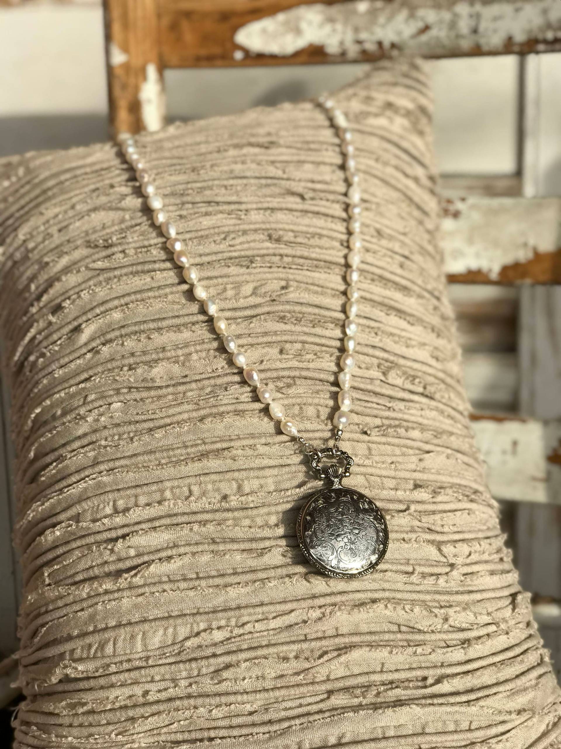 Perlenkette Mit Schöne Silberne Taschenuhr Von Hand Gebunden Perlenkette Mit Schöne Silberne Taschenuhr Von Hand Gebunden von TwistedGypsiesBtq