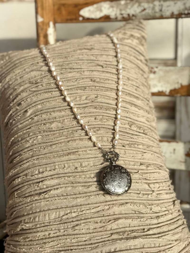 Perlenkette Mit Schöne Silberne Taschenuhr Von Hand Gebunden Perlenkette Mit Schöne Silberne Taschenuhr Von Hand Gebunden von TwistedGypsiesBtq