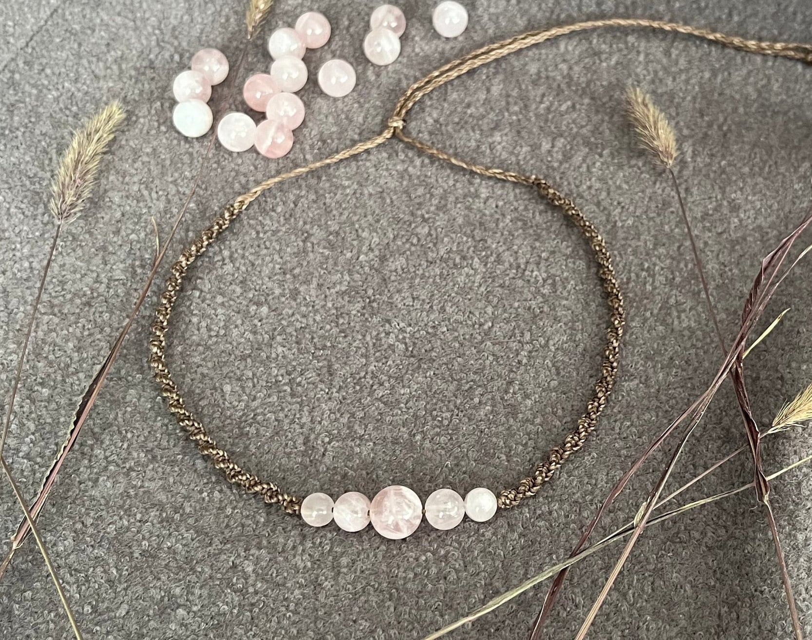 Rosenquarz-Halskette - Makramee-Halsband Mit Spiralenergie Boho-Chic-Schmuck Heilkristall Personalisiertes Boho-Geschenk Für Frauen von TwistedKnotsJewels