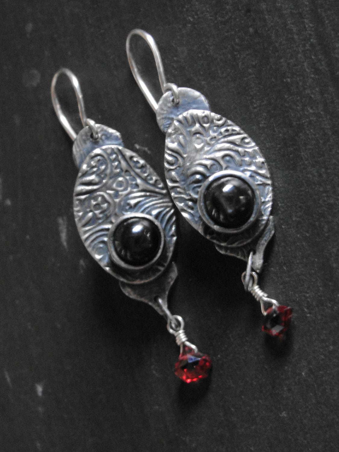 Paisley Schwarz Silber Stern Diopsid Und Granat Ohrringe von TwistedLuster