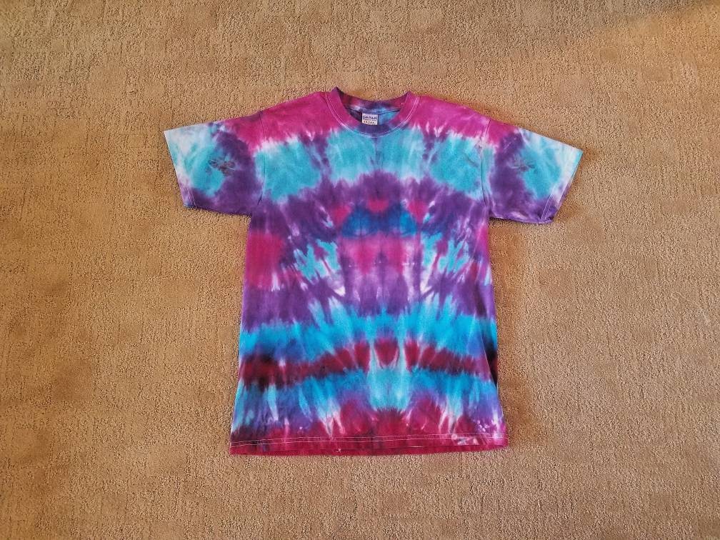 Größe M Blau Lila Und Rosa Kaleidoskop Tie Dye Shirt | Hippie Boho Männer Frauen Geschenk Handgemachte Ooak Top Aus Schwerer Baumwolle Mit Bunten von TwistedPride
