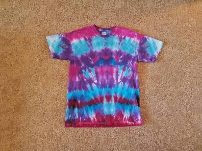 Größe M Blau Lila Und Rosa Kaleidoskop Tie Dye Shirt | Hippie Boho Männer Frauen Geschenk Handgemachte Ooak Top Aus Schwerer Baumwolle Mit Bunten von TwistedPride