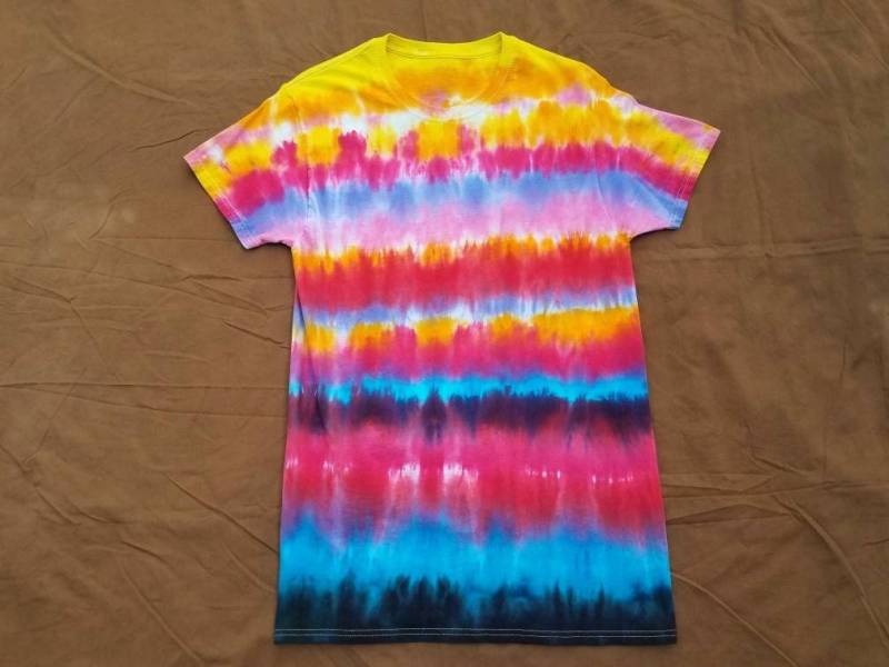 Größe M Liquid Sunset Unisex Gestreiftes Tie Dye Shirt | Gelb Rosa Lila Blau Schwarz Handgemachte Neon Hippie Boho Ooak Design Männer Frauen von TwistedPride