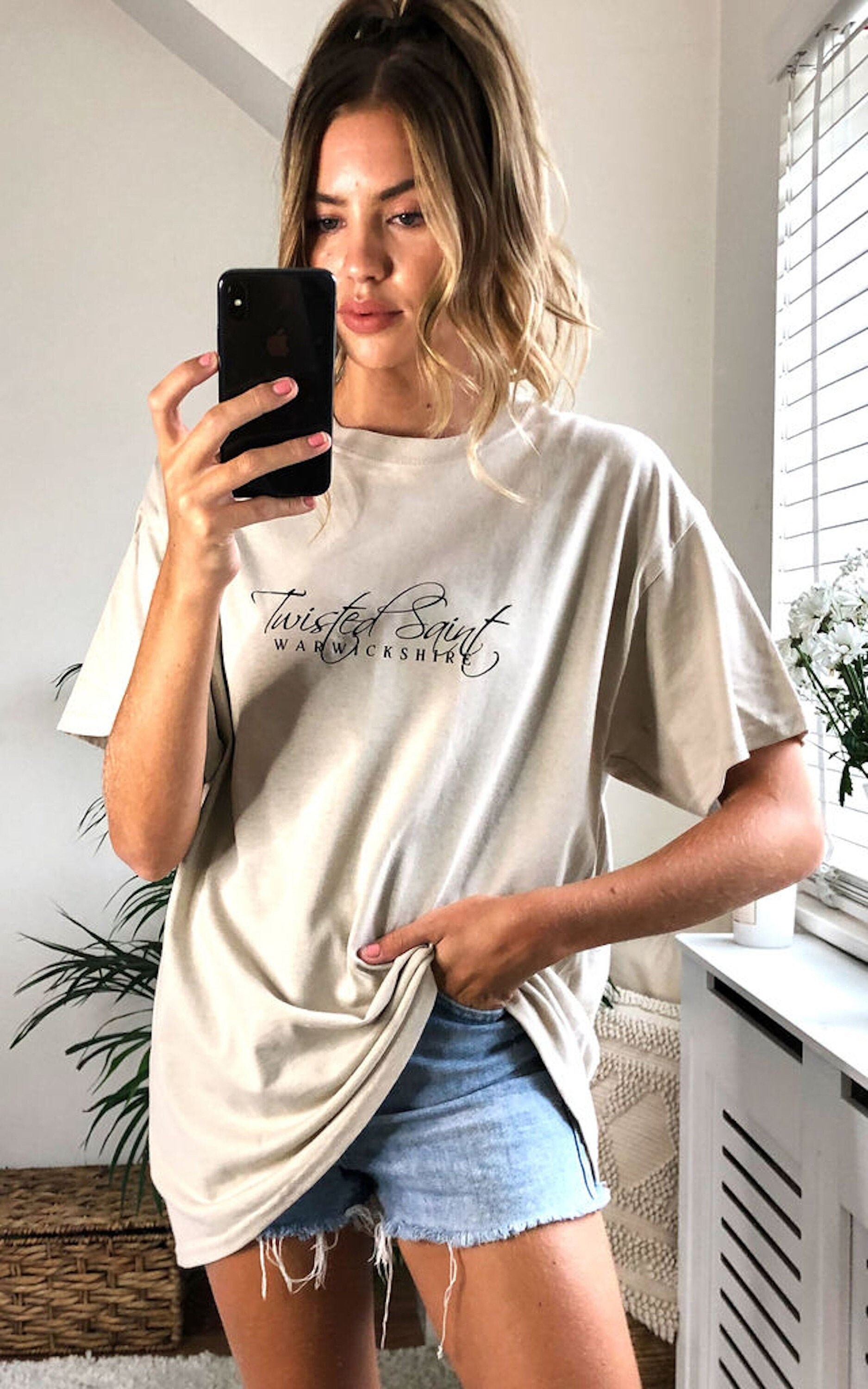Signature Twisted Saint T-Shirt. Unisex Tumblr Mode Slogan Beige Casual Geschenke Für Sie Süße Blogger Übergroße Warwickshire Marke von TwistedSaint