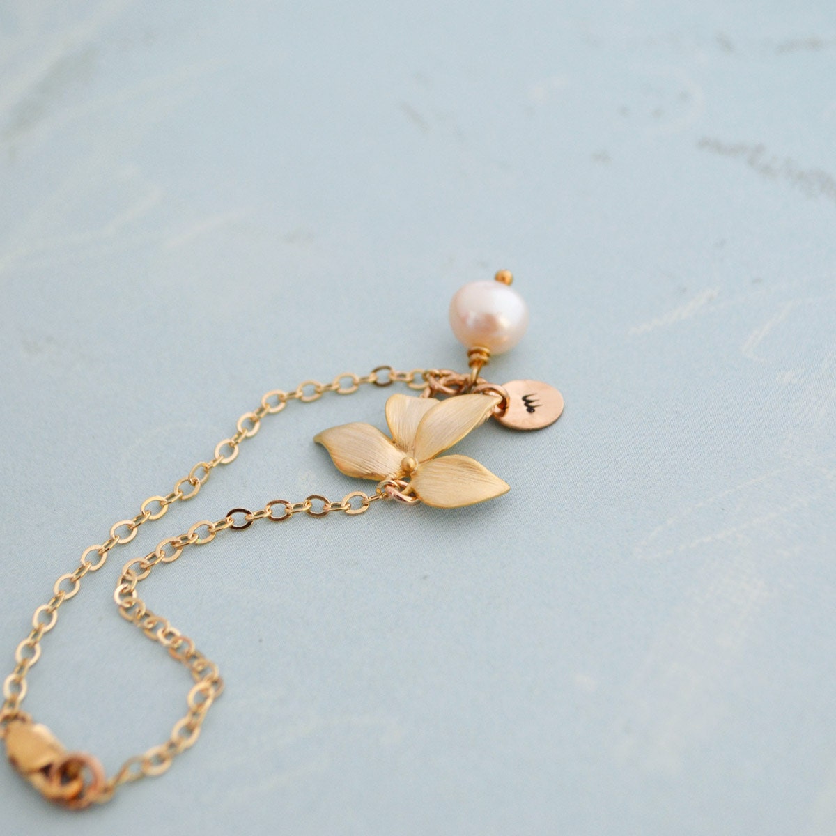 15 % Personalisierte Rabatt Vergoldet Wilde Orchidee Blume Armband, Süßwasser-Perle, 14K Gold Gefüllt Kette, Monogrammiert Geschenk, Geschenk 15 % Personalisierte Rabatt Vergoldet Wilde Orchidee Blume Armband, Süßwasser-Perle, 14K Gold Gefüllt Kette, Monogrammiert Geschenk, Geschenk von TwistedSilverDesign