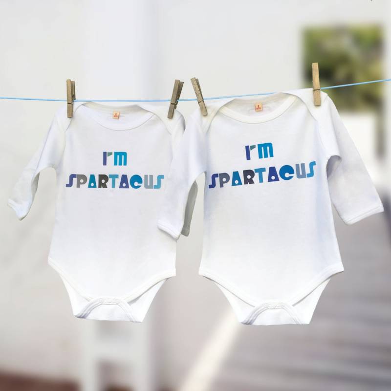 Ich Bin Spartacus Baby Grow Twinset, Lustiges Geschenk Für Zwillinge von TwistedTweeLtd