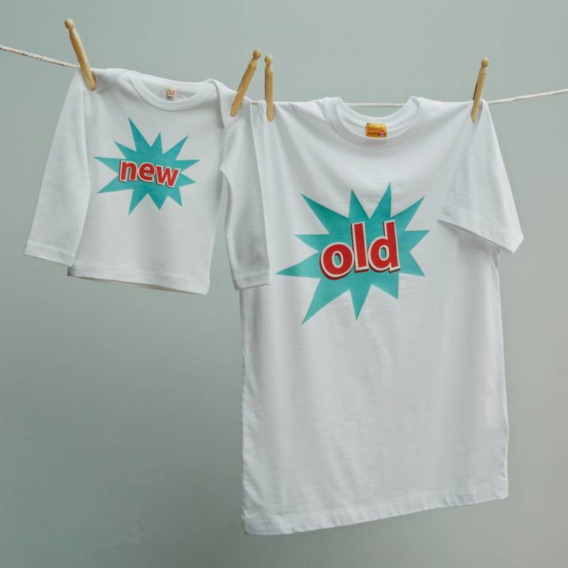 Lustiges Zusammenpassendes Weihnachts-T-Shirt Twinset Alt Und Neu Für Papa Sohn Oder Tochter Auf Bio-Baumwollt-Shirts von TwistedTweeLtd