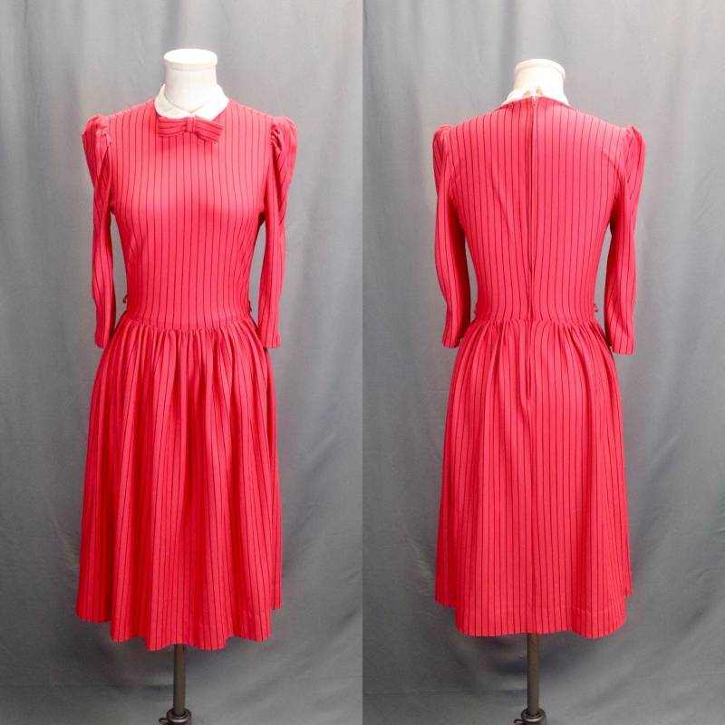 Vintage 70Er Vicky Vaughn Rot Mit Schwarzem Nadelstreifen Kleid Bubikragen Und Schleife Boho // Mod Festival Grunge von TwitchyLaMarr