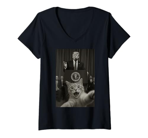 Damen Selfie Feline President Tramp Powerplay T-Shirt mit V-Ausschnitt Damen Selfie Feline President Tramp Powerplay T-Shirt mit V-Ausschnitt von Two Suns