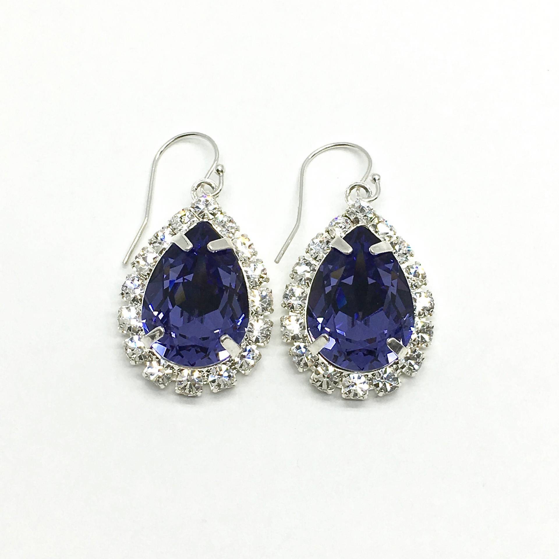 Große Lila Strass Ohrringe | Birne Halo Swarovski Kristall Tansanit Tropfen Retro Sparkly Teardrop Elegant Abschlussball-Gala Sarine Große Lila Strass Ohrringe | Birne Halo Swarovski Kristall Tansanit Tropfen Retro Sparkly Teardrop Elegant Abschlussball-Gala Sarine von TwoBeWedJewelry
