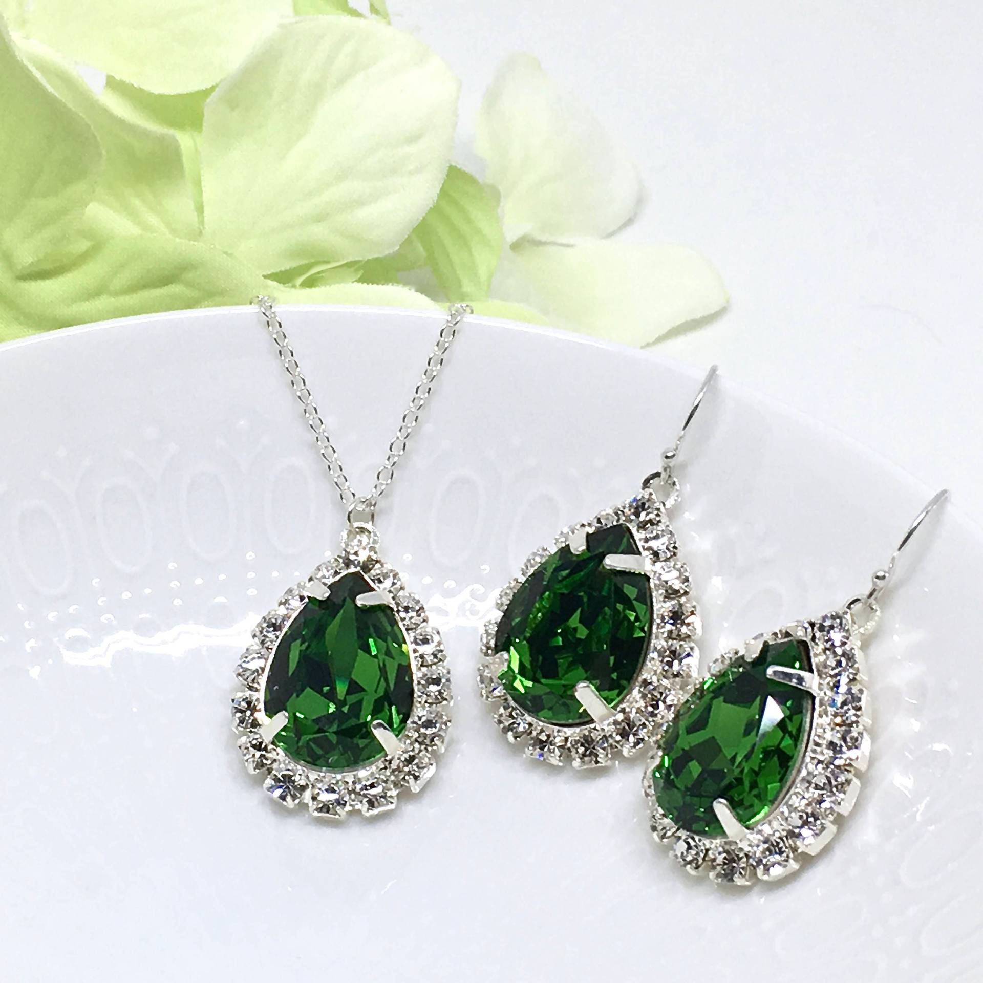 Grüner Schmuck | Große Funkelnde Birnen-Form Swarovski Kristall Halo Anhänger Halskette Ohrringe Hintergrund Formeller Party Abschlussball Sarine Grüner Schmuck | Große Funkelnde Birnen-Form Swarovski Kristall Halo Anhänger Halskette Ohrringe Hintergrund Formeller Party Abschlussball Sarine von TwoBeWedJewelry