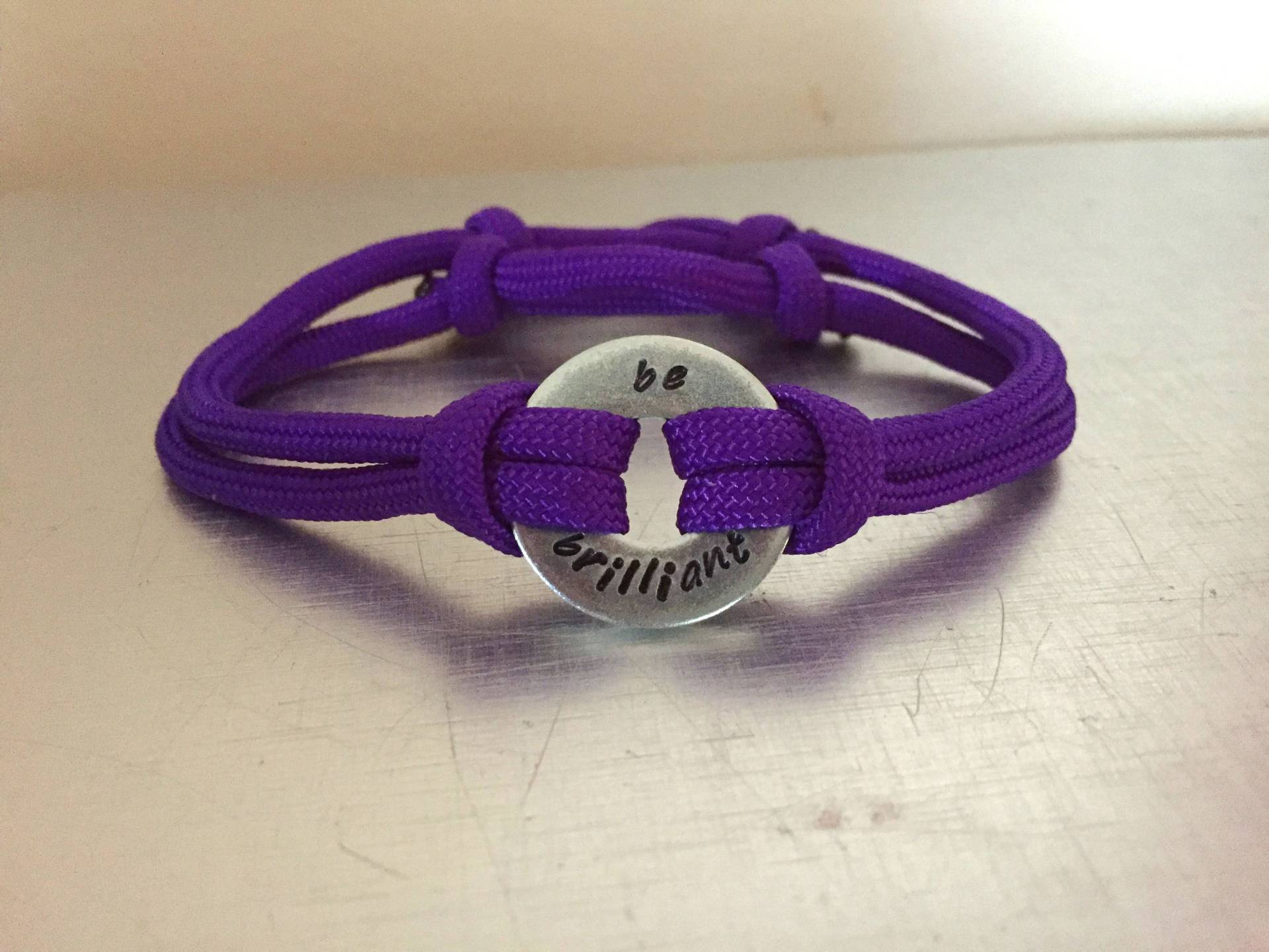 Be Brilliant Verstellbares Armband - Personalisiertes Paracord-Armband Mit Einer Unterlegscheibe Und Zwei Riemen Be Brilliant Verstellbares Armband - Personalisiertes Paracord-Armband Mit Einer Unterlegscheibe Und Zwei Riemen von TwoBestSisters