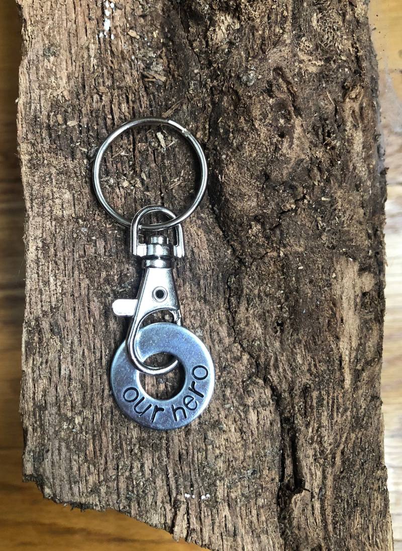 Personalisierter Held Schlüsselanhänger Handgestempelter Washer Schlüsselanhänger Personalisierter Held Schlüsselanhänger Handgestempelter Washer Schlüsselanhänger von TwoBestSisters