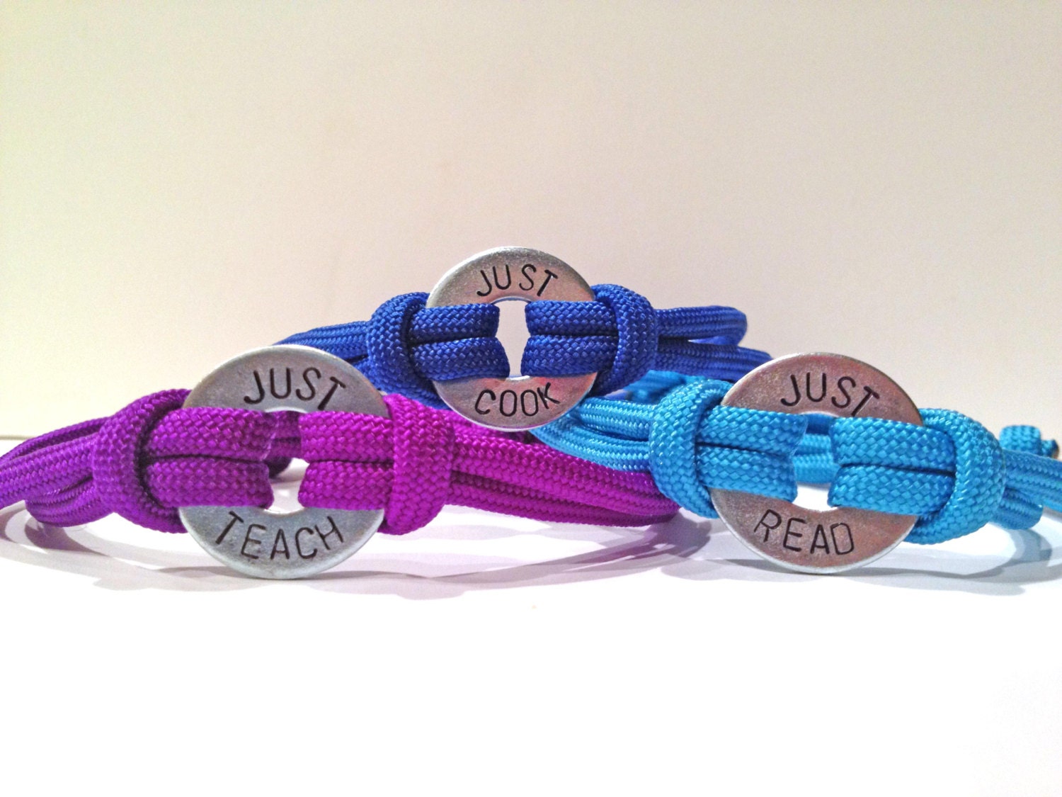 "Personalisiertes "Just" Paracord Armband Handgestempelte Unterlegscheibe, Verstellbarer Doppelriemen." "Personalisiertes "Just" Paracord Armband Handgestempelte Unterlegscheibe, Verstellbarer Doppelriemen." von TwoBestSisters