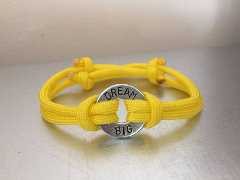 Personalisiertes Paracord Armband Handgestempelte Unterlegscheibe, Verstellbarer Doppelriemen Personalisiertes Paracord Armband Handgestempelte Unterlegscheibe, Verstellbarer Doppelriemen von TwoBestSisters