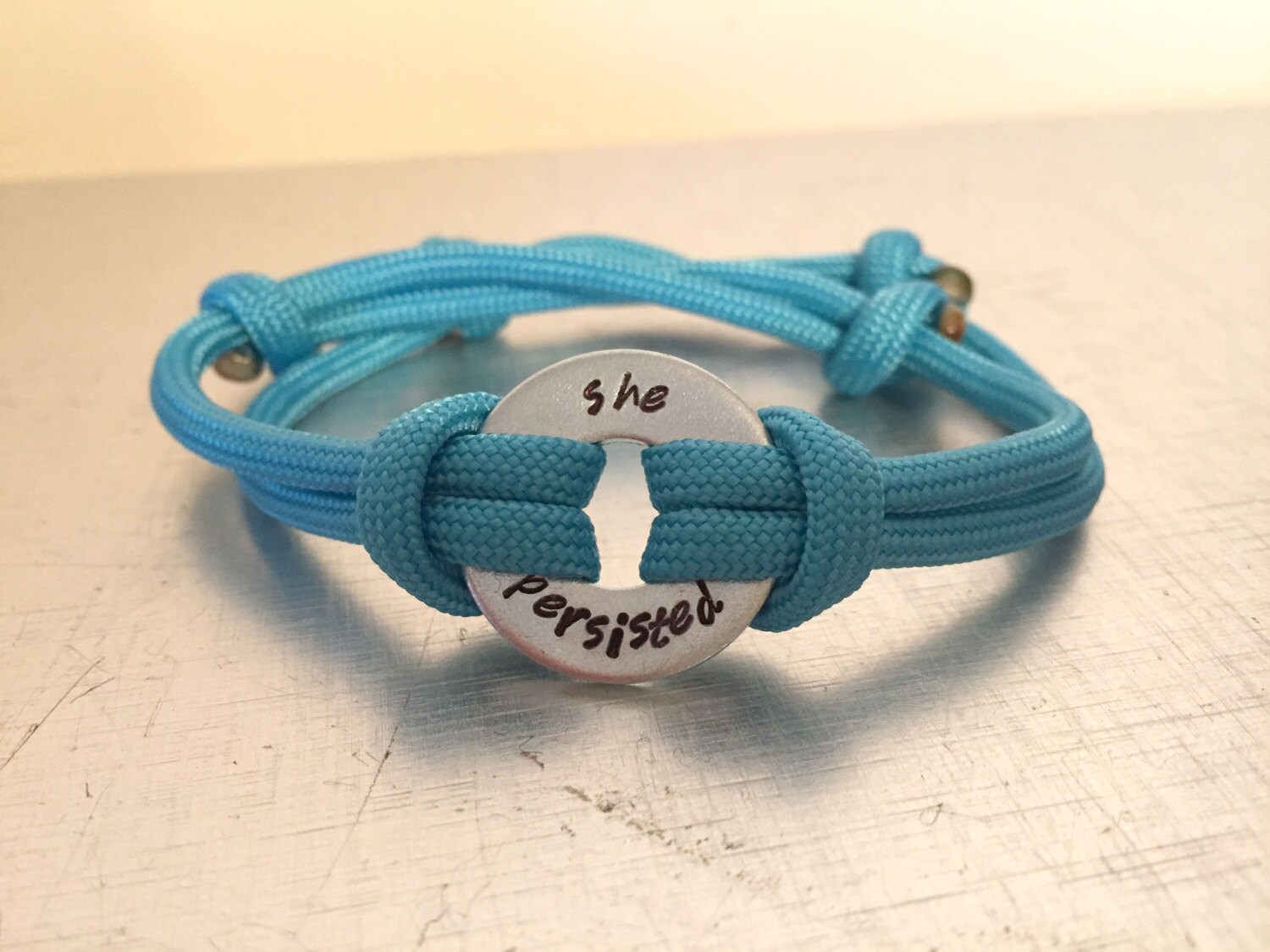 She Persisted Verstellbares Armband - Personalisiertes Paracord Mit Einer Unterlegscheibe Und Zwei Riemen She Persisted Verstellbares Armband - Personalisiertes Paracord Mit Einer Unterlegscheibe Und Zwei Riemen von TwoBestSisters