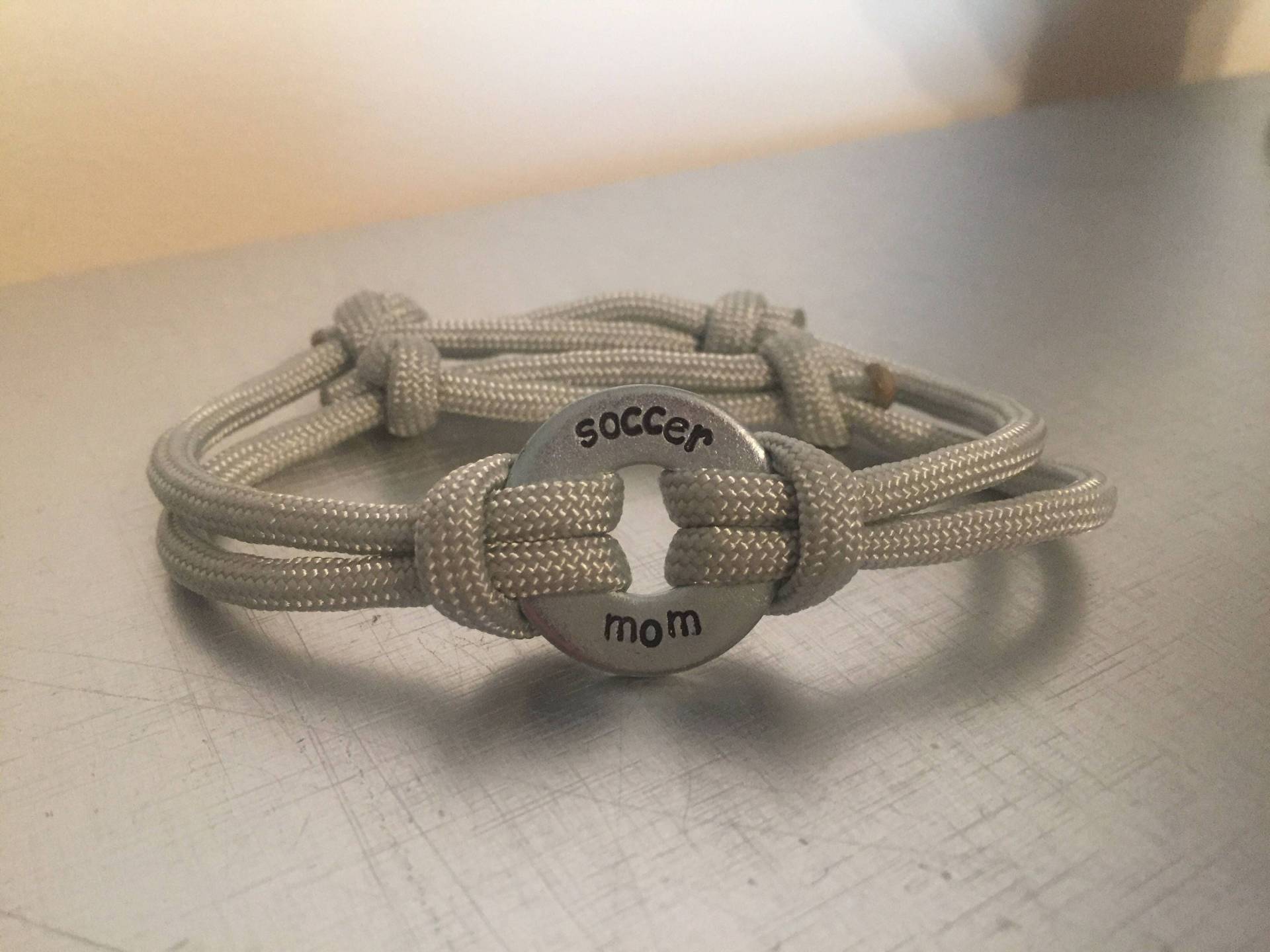 Sport Mom/Paar Verstellbares Armband - Personalisiertes Paracord Mit Einer Unterlegscheibe Und Zwei Riemen Sport Mom/Paar Verstellbares Armband - Personalisiertes Paracord Mit Einer Unterlegscheibe Und Zwei Riemen von TwoBestSisters