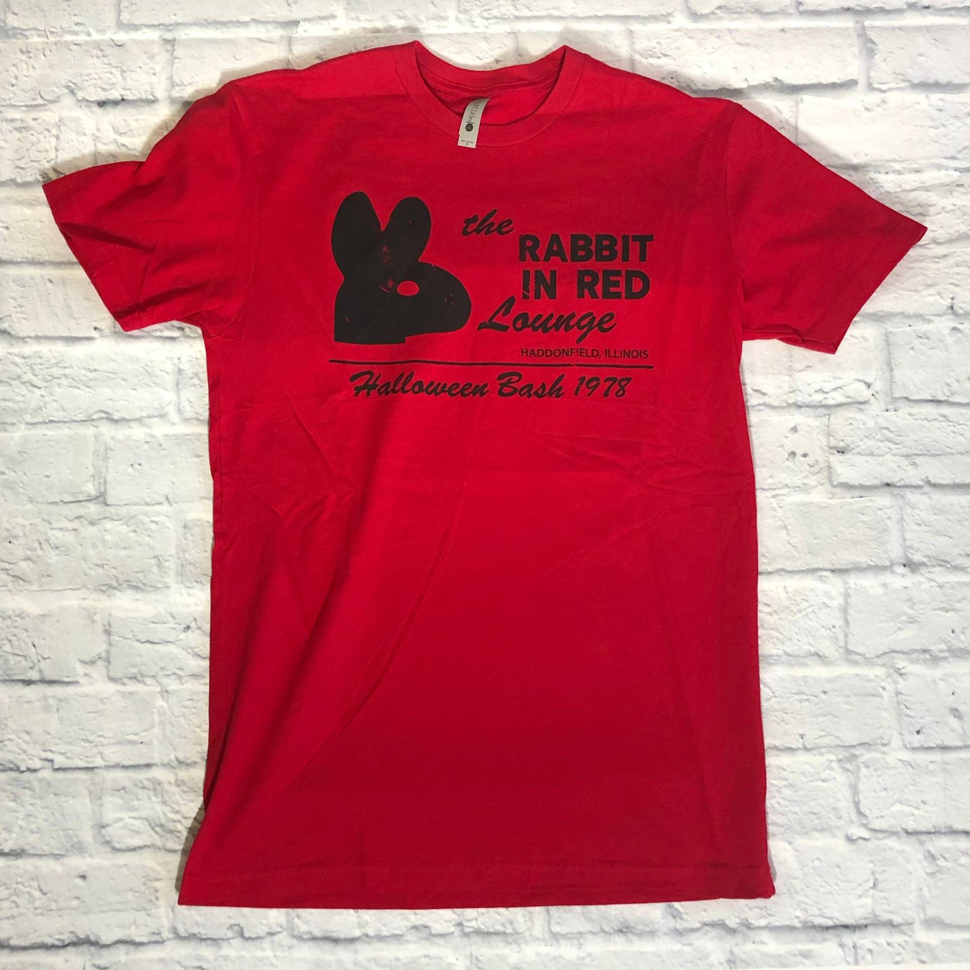 Halloween - Das Kaninchen in Red Lounge T-Shirt Halloween - Das Kaninchen in Red Lounge T-Shirt von TwoBrothersTees
