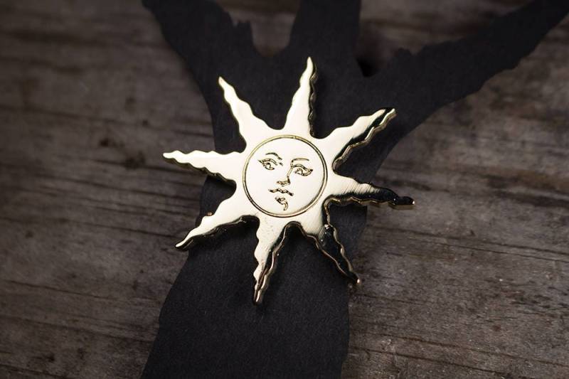 Krieger Des Sonnenlichts Pin, Anstecknadel in Gold von TwoCrowsPrinting