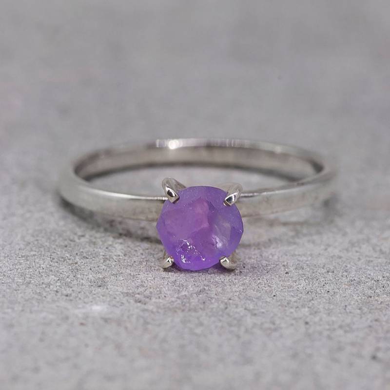 Lila Amethyst Silberring // Stapelring Lila Amethyst Silberring // Stapelring von TwoDotsJewellery