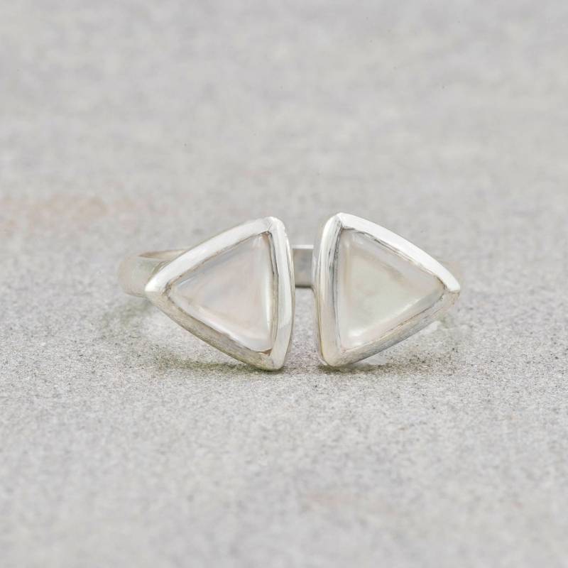 Mondstein Offenes Dreieck Silber Ring Mondstein Offenes Dreieck Silber Ring von TwoDotsJewellery
